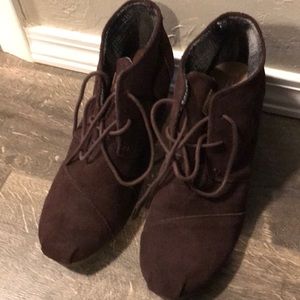 Chocolate Toms wedge booties